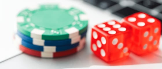 Online poker vs standard poker - hva er forskjellen?